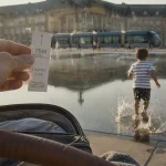Bordeaux en famille : enfants sur les quais de la Garonne près de la place de la Bourse