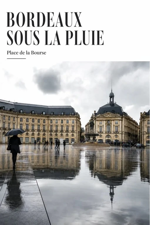 Visiter Bordeaux sous la pluie à la place de la Bourse avec reflets sur le miroir d’eau