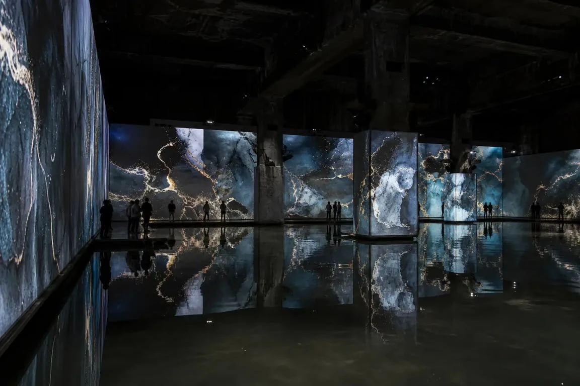 Bassins de Lumières Bordeaux, vue intérieure immersive avec projections monumentales et reflets sur l’eau