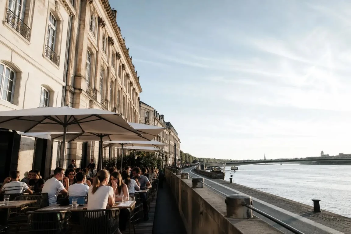 Restaurant quai bordeaux en terrasse au bord de la Garonne à Bordeaux