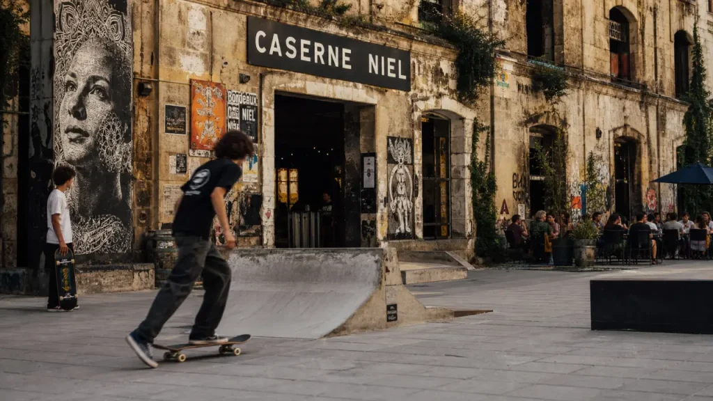 Que faire à Darwin Bordeaux : skateur près du skatepark et fresques street art
