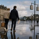 Que faire à Bordeaux le 1er mai : couple près du miroir d’eau, balade sur les quais