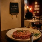 Restaurant chien de pavlov bordeaux, tartare au couteau en salle événement