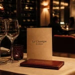 Restaurant le classique bordeaux : table, verres à vin et cave vitrée