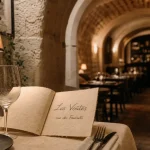 restaurant les voutes bordeaux, entrée en pierre et salle feutrée