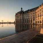Visiter Bordeaux : quai, place de la Bourse et miroir d’eau au matin