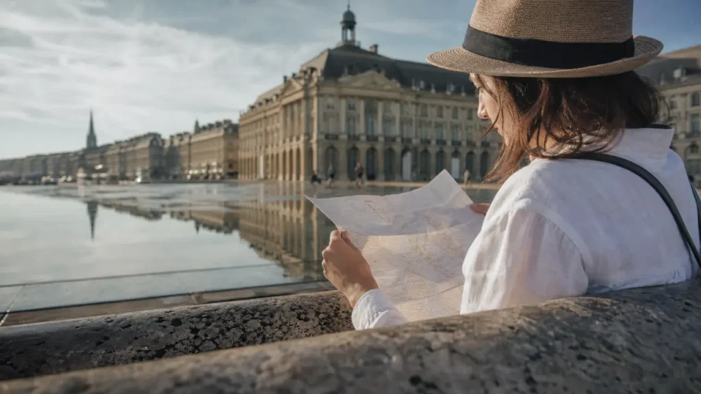 Visiter Bordeaux aux vacances d'été : Place de la Bourse, ombre et miroir d’eau
