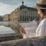 Visiter Bordeaux aux vacances d'été : Place de la Bourse, ombre et miroir d’eau