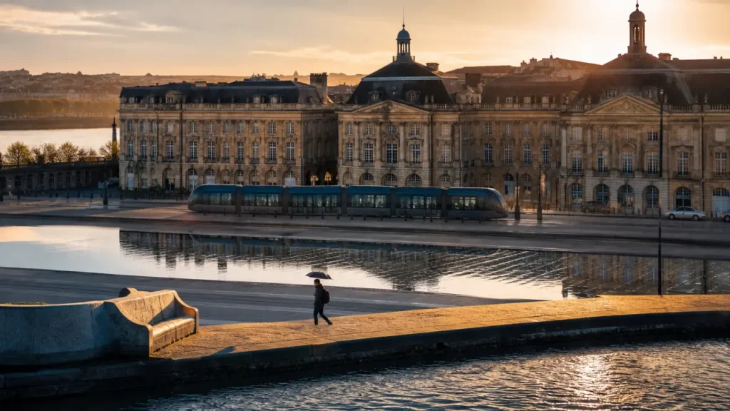 Visiter Bordeaux deux jours : tram sur la Place de la Bourse et Garonne