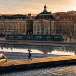 Visiter Bordeaux deux jours : tram sur la Place de la Bourse et Garonne