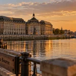 Bordeaux architecture : pierre blonde place de la Bourse, vue quai Garonne