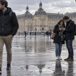 Bordeaux aujourd’hui que faire : famille marche près du Miroir d’eau, Place de la Bourse
