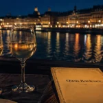 Bordeaux le soir, quais de la Garonne, verres à vin sur une table