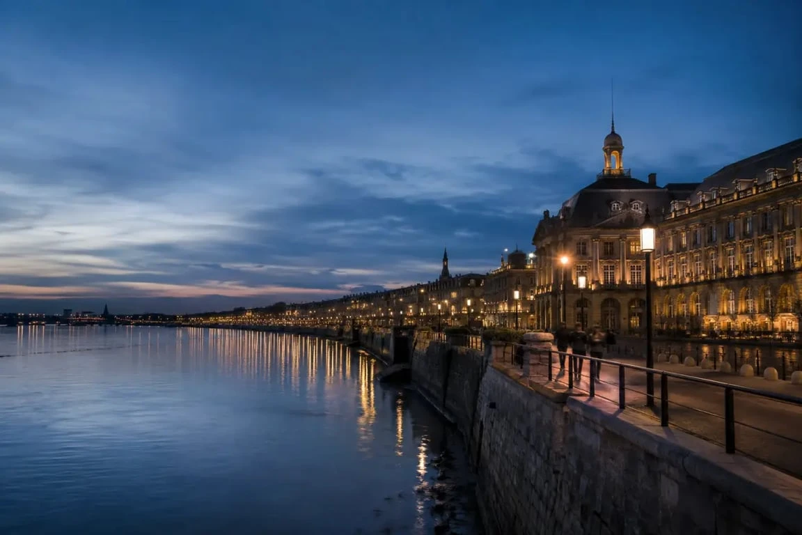 Bordeaux le soir sur les quais de la Garonne avec les façades illuminées