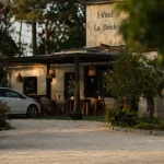 Hôtel restaurant akena bordeaux la brède : entrée, parking gravillonné, calme