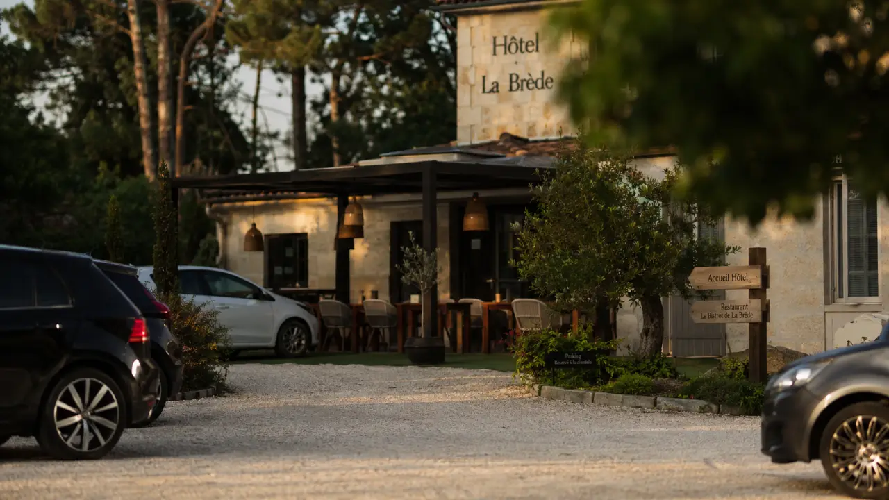 Hôtel restaurant akena bordeaux la brède : entrée, parking gravillonné, calme