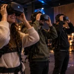 Réserver réalité virtuelle Bordeaux : trois amis en salle VR