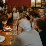 Restaurant pour anniversaire en famille à Bordeaux : table et bougies