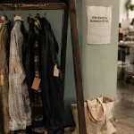 Vide dressing bordeaux ce week end : portant vêtements et affiche