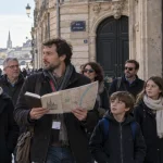 Visiter Bordeaux avec un guide, guide local avec carte et groupe en centre-ville