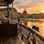 Visiter bordeaux en tuk tuk : vue golden hour sur la Place de la Bourse