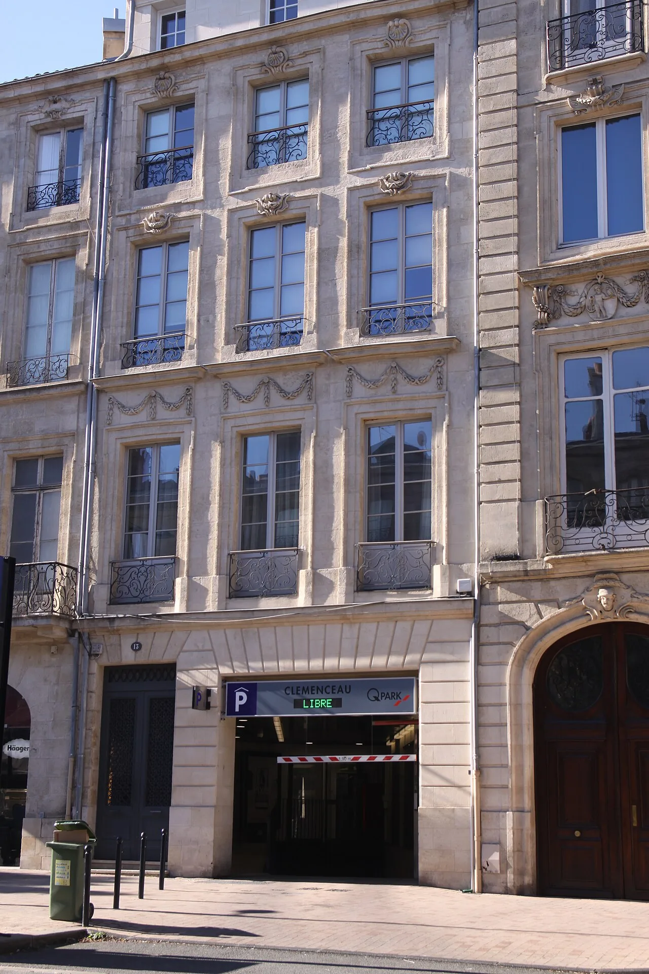 Façade du 13 cours Georges Clemenceau avec l'entrée du parking Clemenceau