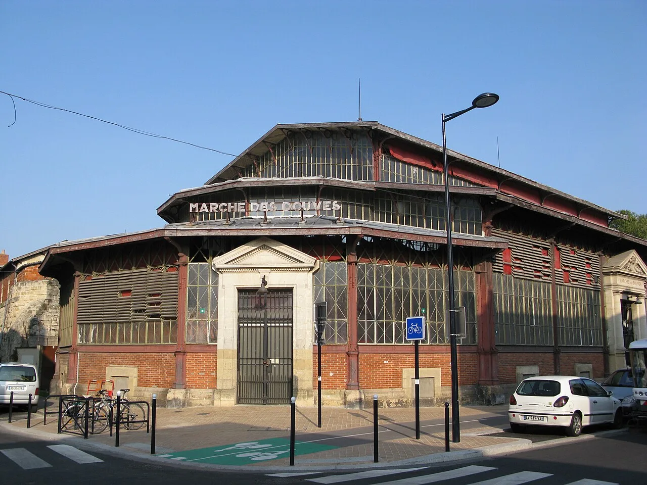 La halle du Marché des Douves à Bordeaux.