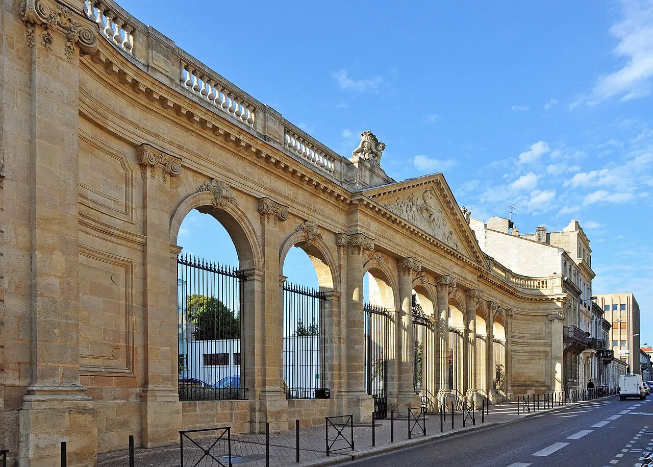 Portique à l’entrée de la piscine Judaïque à Bordeaux